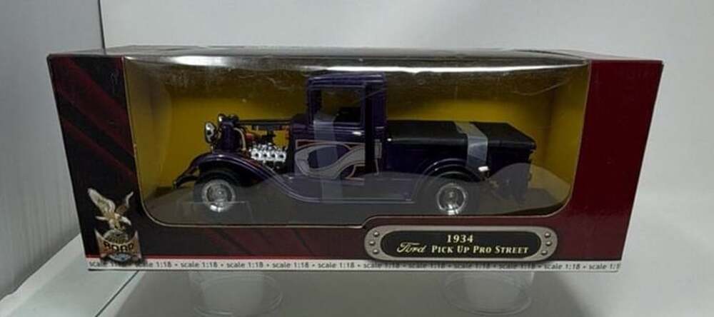 Road Signature Deluxe Edition 1934 Ford Pick Up Pro Street 1/18 Scale Diecast Mo
